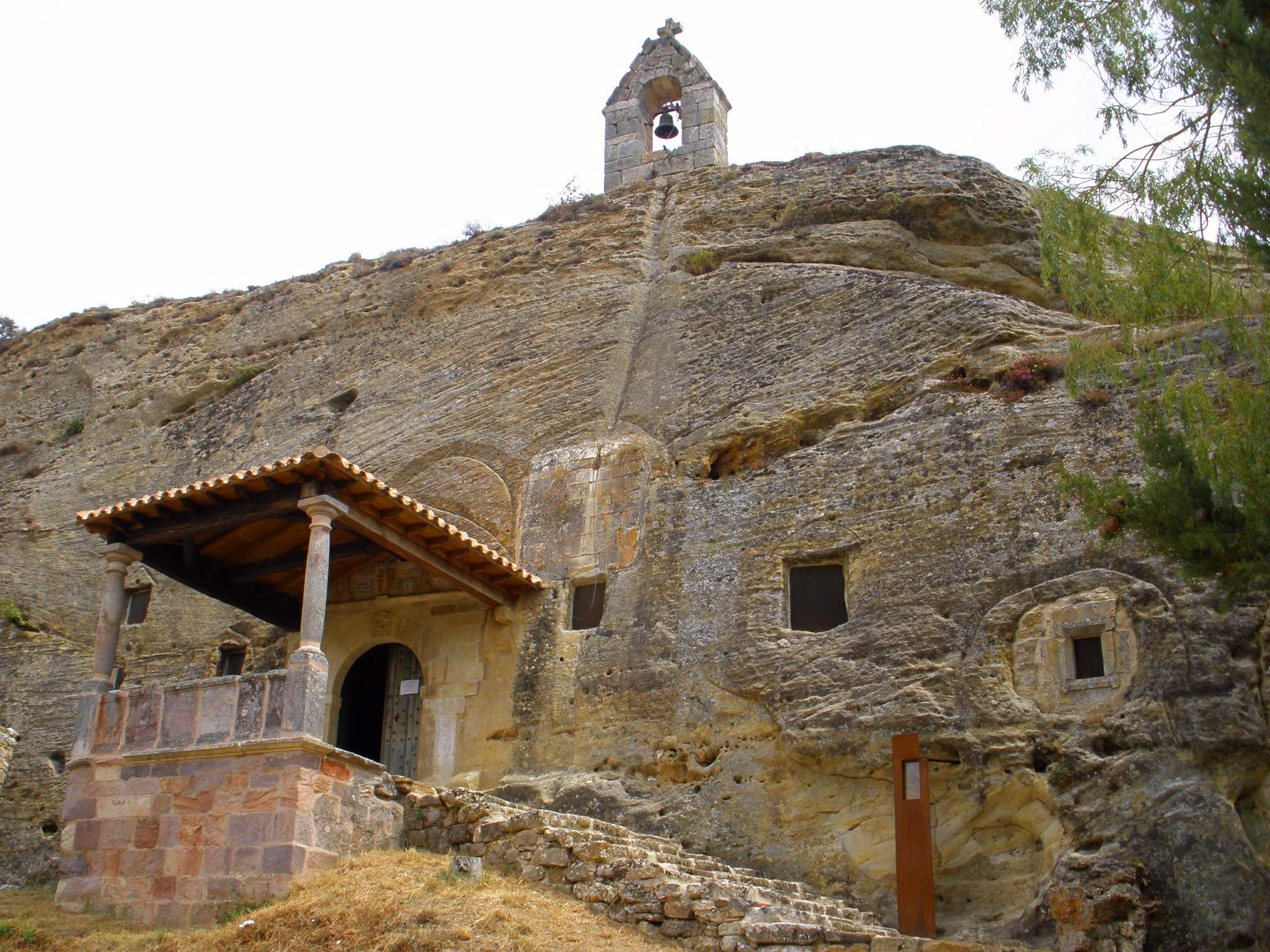 Iglesia rupestre de los Santos Justo y Pastor en Olleros de Pisuerga