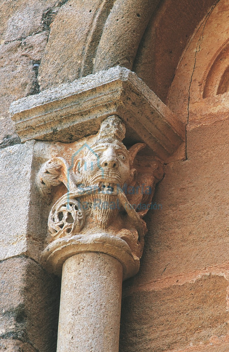 Capitel exterior de la ventana norte del presbiterio