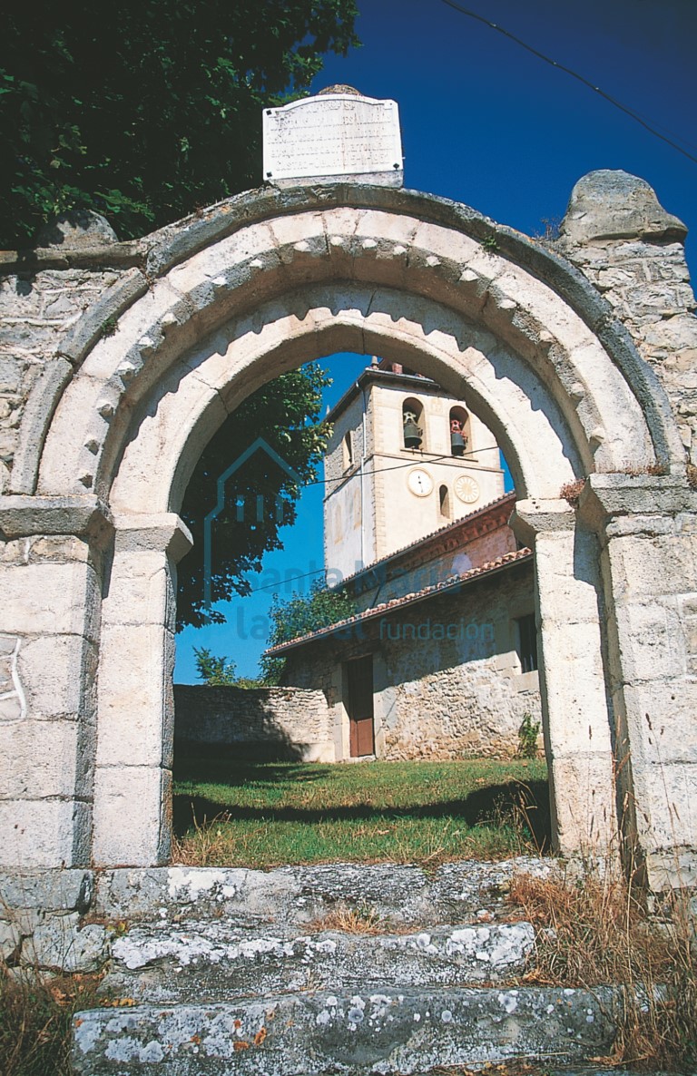 Portada de la Iglesia de Santiago de Muga trasladada a Castrobarto