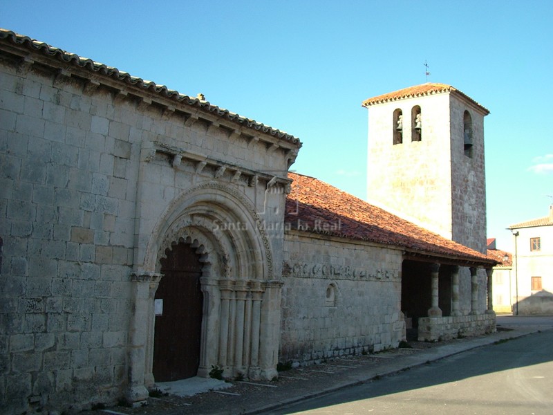 Exterior de la Capilla de San Galindo e Iglesia de San Bartolomé