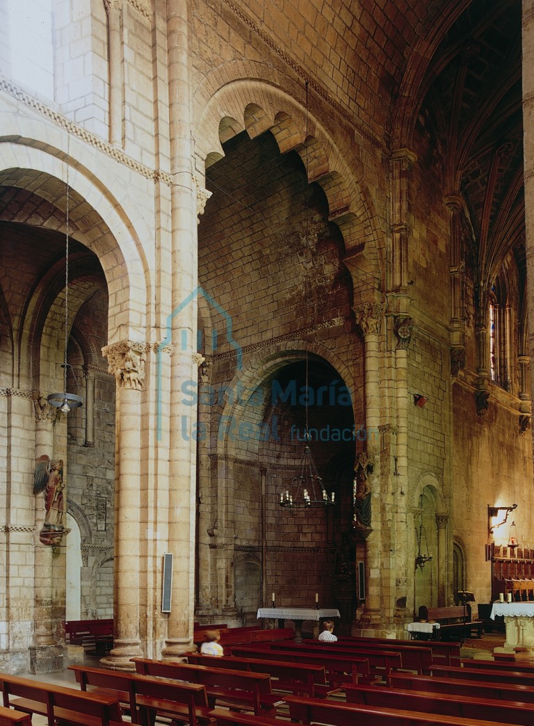 Interior del transepto y ábside del evangelio