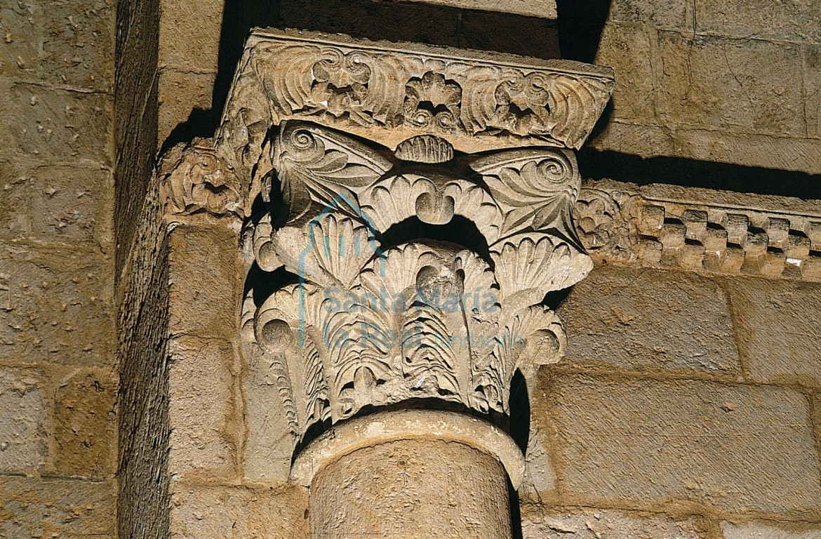Capitel del lado norte del ábside