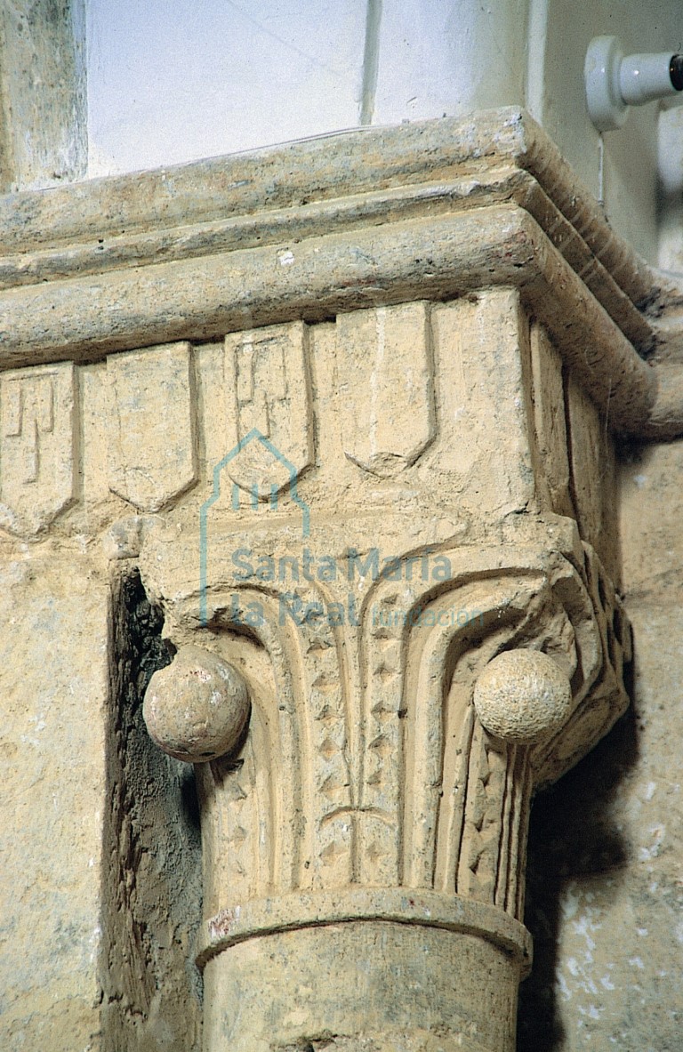 Capitel izquierdo de la capilla mayor