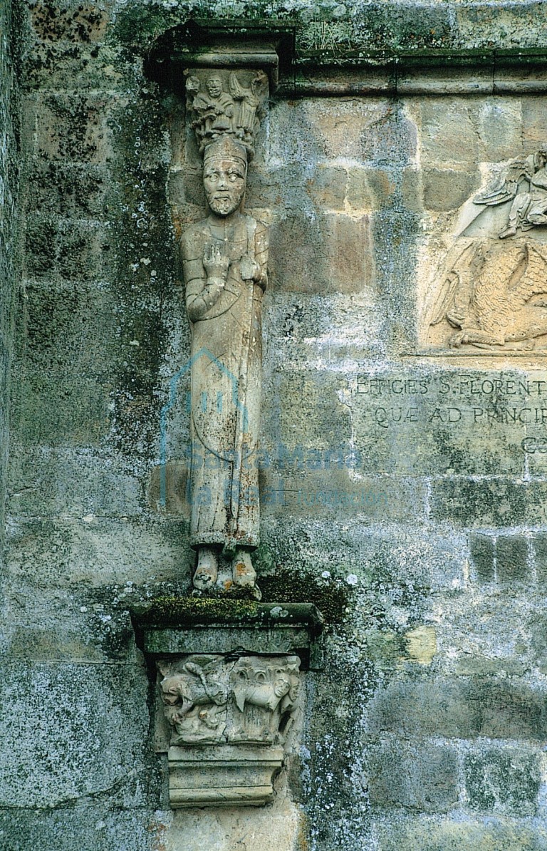 Estatua-columna fachada norte