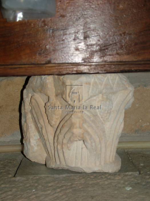 Resto de capitel conservado bajo el retablo