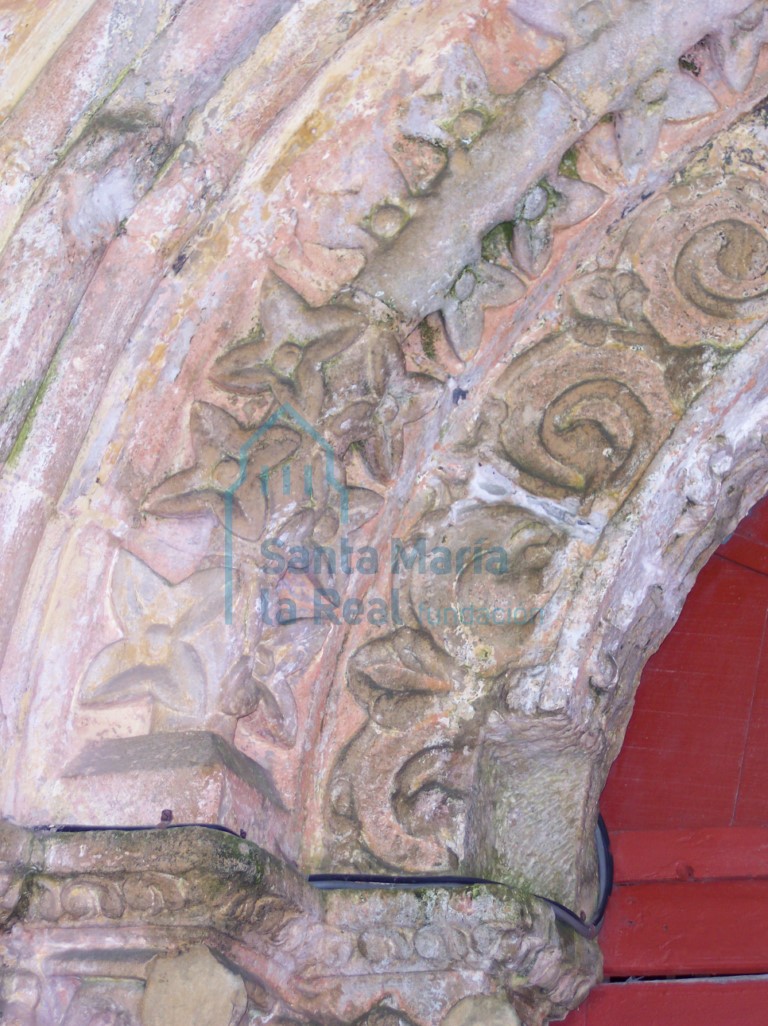 Detalle de la decoración de las arquivoltas de la portada occidental