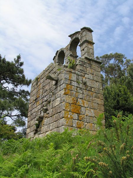 Vista posterior de los restos de la torre-campanario