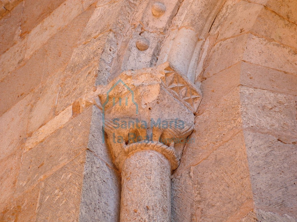 Capitel del vano situado en el lado de la Epístola del tramo recto, que representa unos pájaros picoteando en el suelo