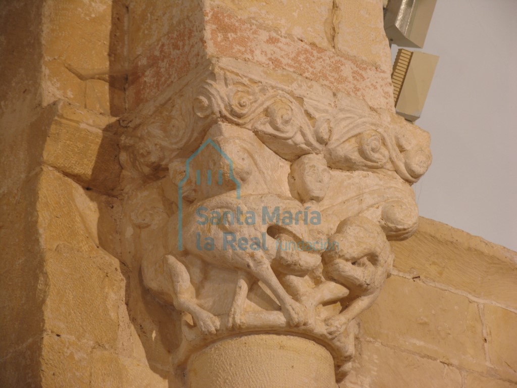 Capitel del lado izquierdo del arco triunfal. Daniel en el foso de los leones