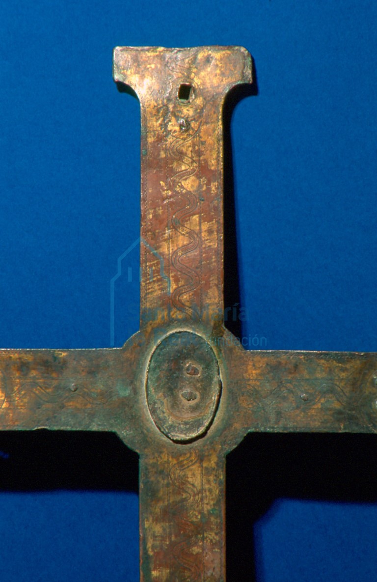 Detalle del reverso de una cruz procesional potenzada (inv. 808), decorado con una incisión ondulante y huellas de cabujones para ornamentación o reliquias