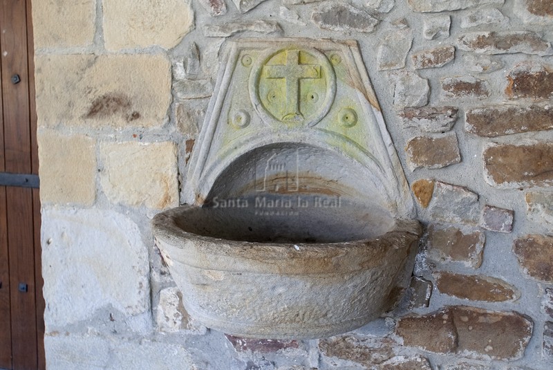 Pila aguabenditera con decoración superior de cruz latina