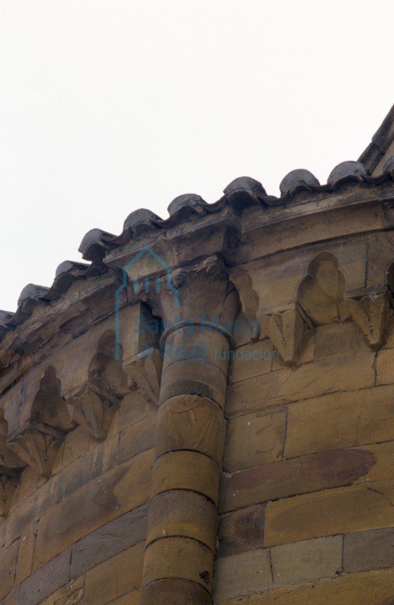 Detalle del exterior de la cornisa de la capilla central
