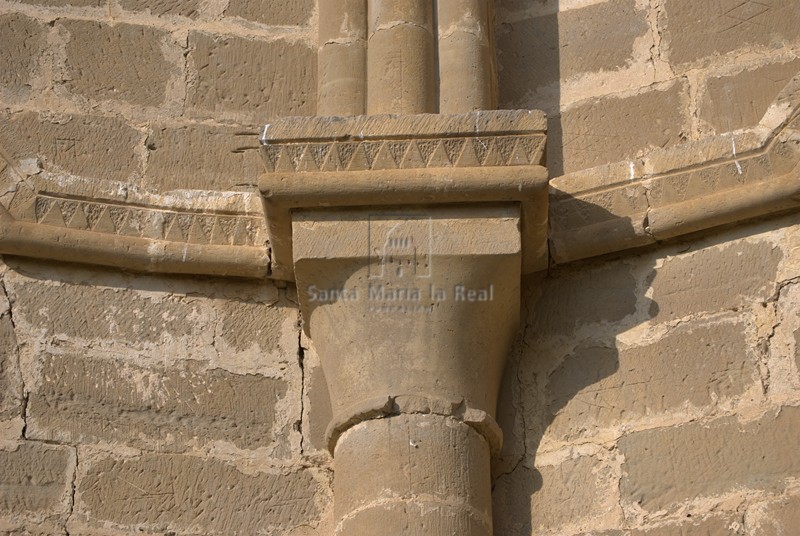 Detalle de columna adosada del ábside