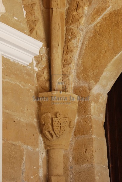 Detalle de capitel en cul de lamp en el claustro