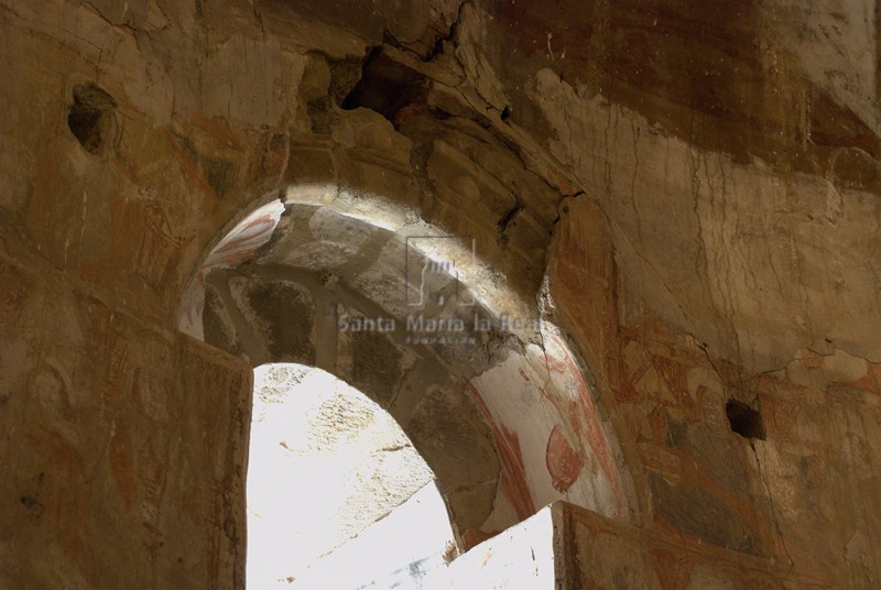 Detalle de un vano del ábside y restos de pinturas murales