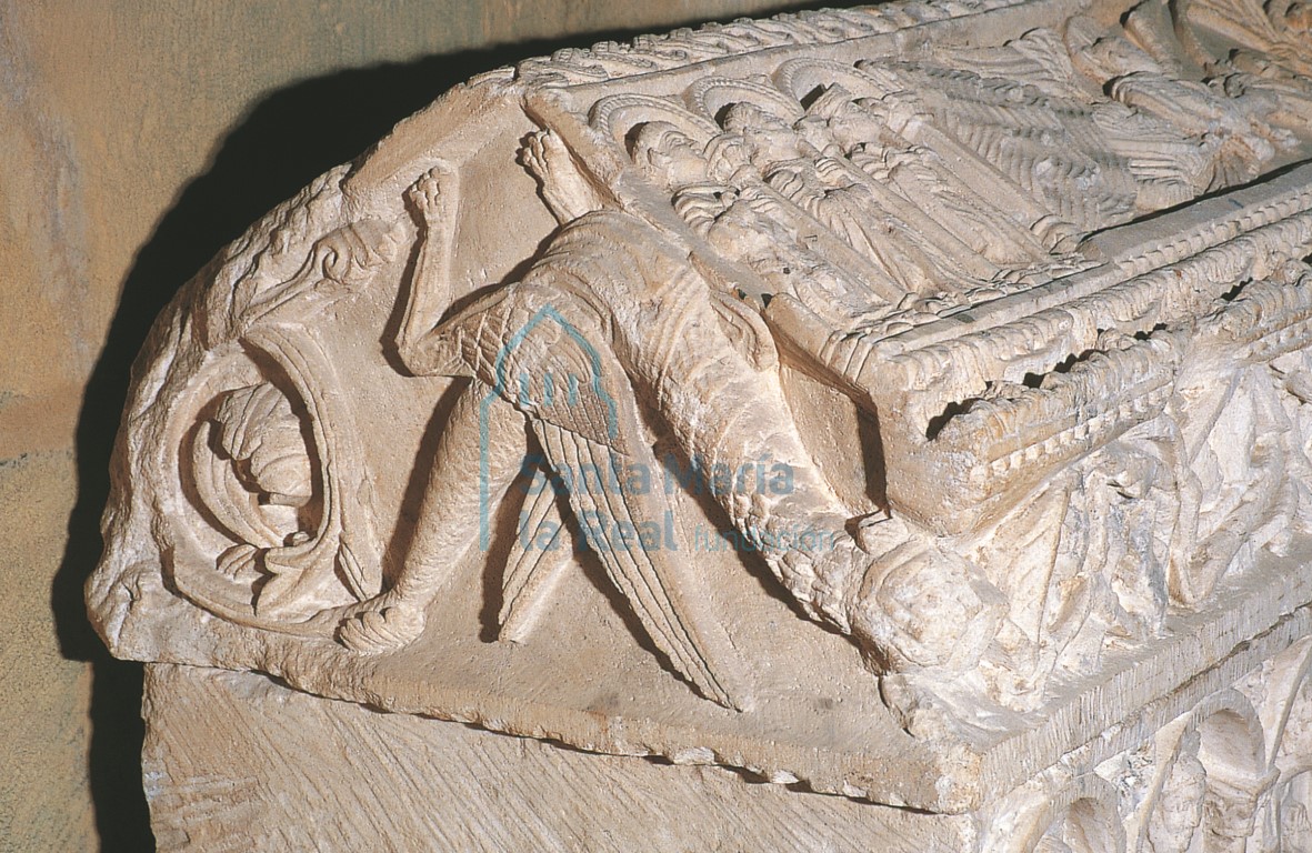 Lateral de la tapa del sepulcro de la infanta doña Sancha en la capilla de San Nicolás