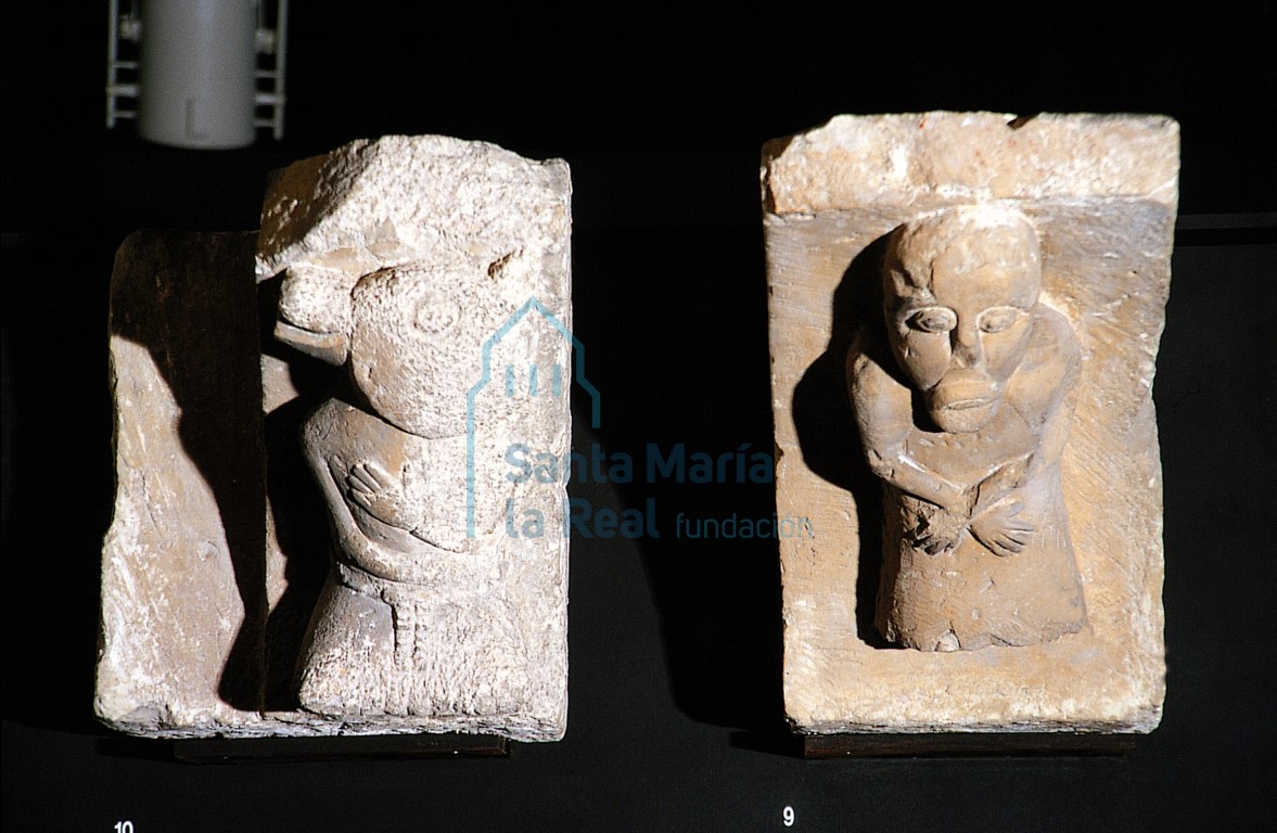 Canecillos, nr. inv. 250 y 253. Piedra caliza blanca, 28,3 x 26 x 27,5 cm y 28 x 20,5 x 37 cm