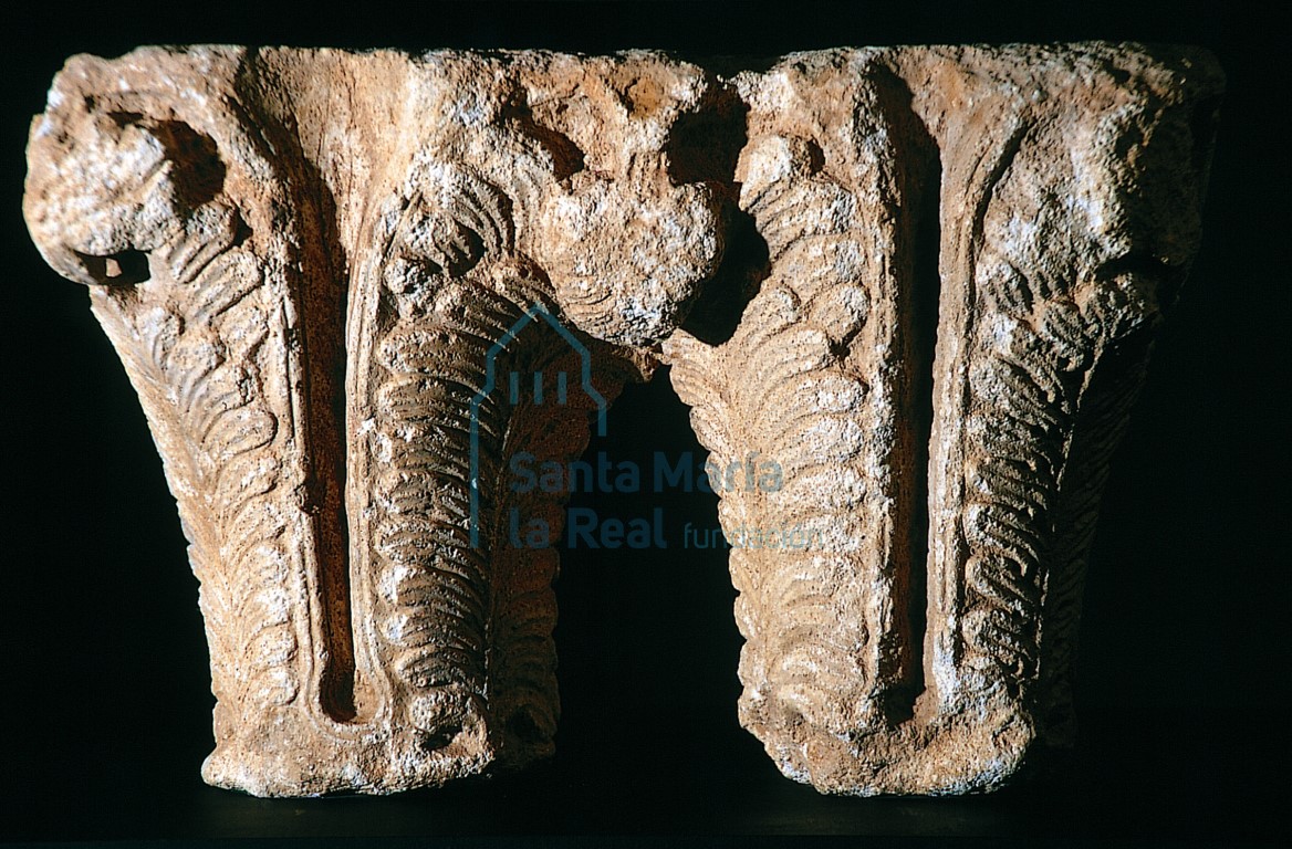 Capitel doble, nr. inv. 8585. Piedra caliza de Hontoria de la Cantera, 35 x 56 x 29 cm