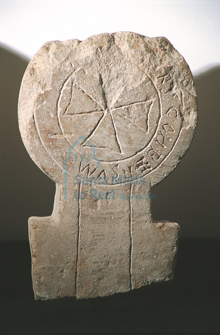 Estela funeraria, nr. inv. 116. Piedra caliza blanca, 43,5 x 30,5 x 9,7 cm