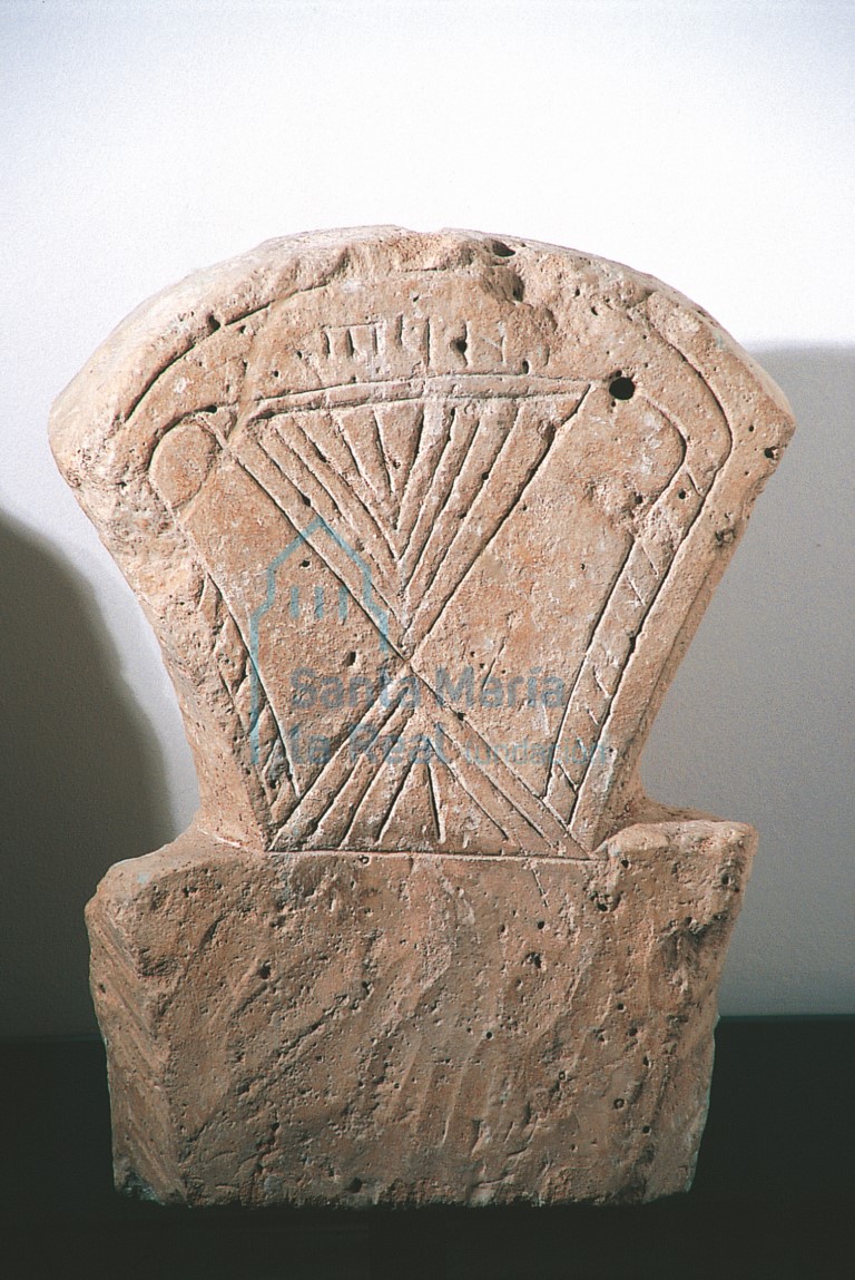 Estela funeraria, nr. inv. 119. Piedra caliza blanca, 43,5 x 32,5 x 10,7 cm