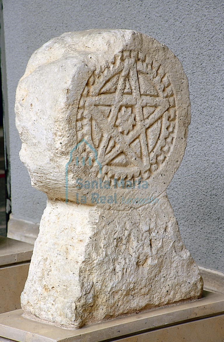 Estela funeraria, nr. inv. 4101. Piedra caliza, 58,5 x 38,5 x 37,5 cm