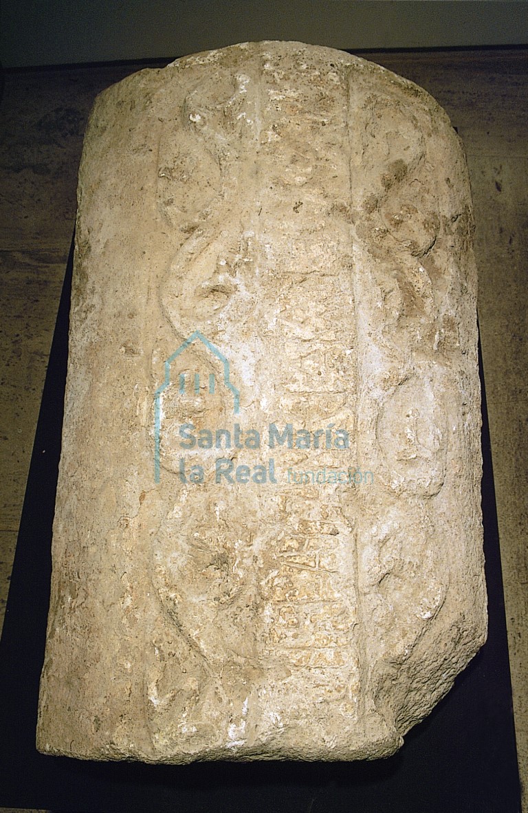 Lauda sepulcral de Muño González, nr. inv. 974. Piedra caliza, 99 x 63,5 x 25 cm