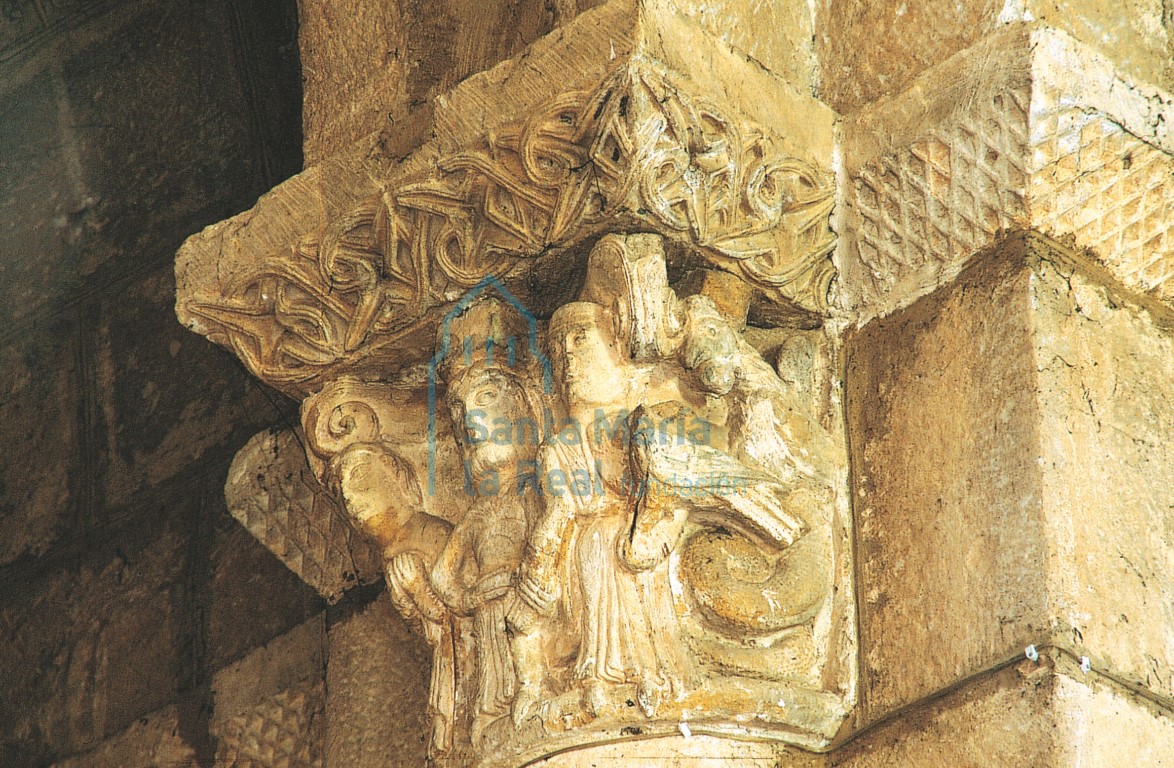 Capitel del arco triunfal con figura feminina portando un halcón y un basilisco