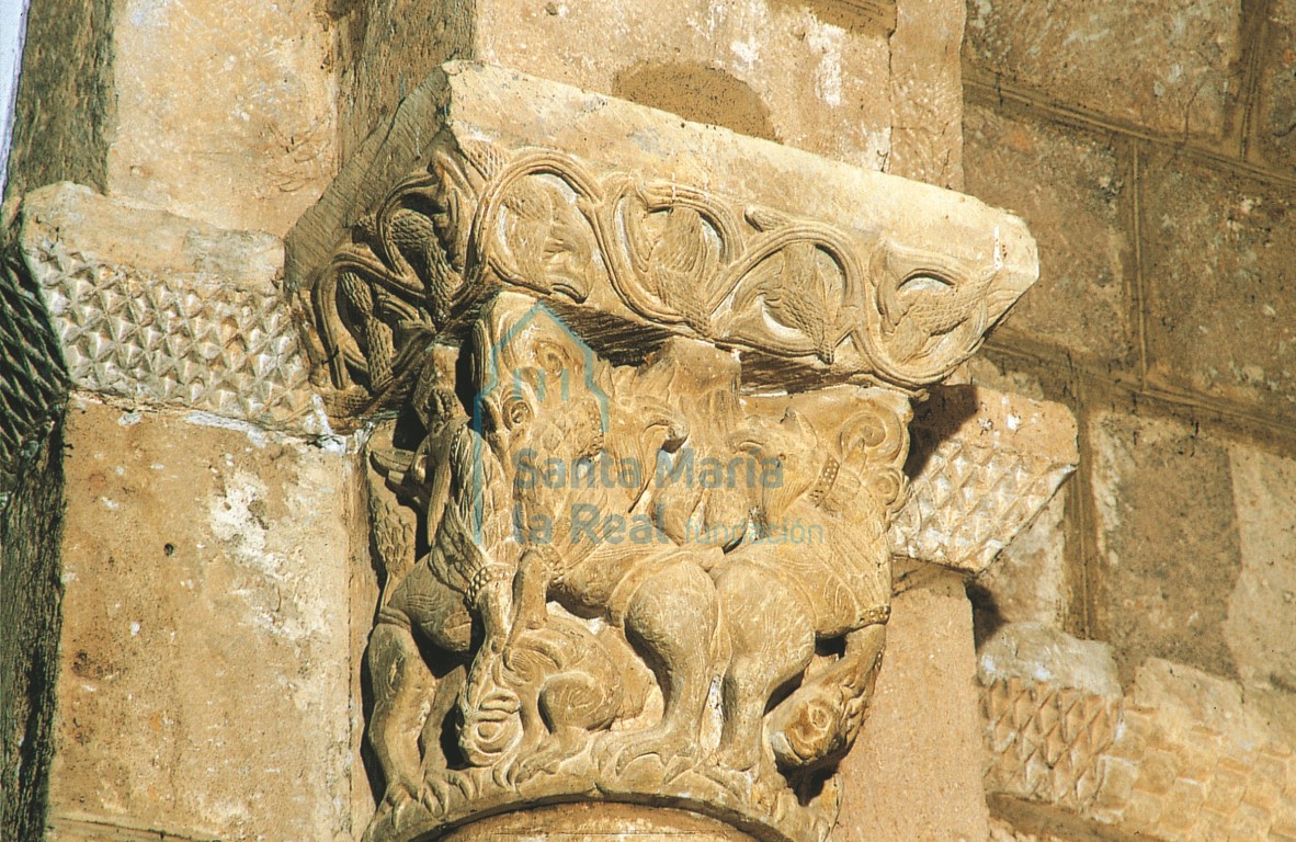 Capitel del arco triunfal. Grifos afrontados sobre leones recostados