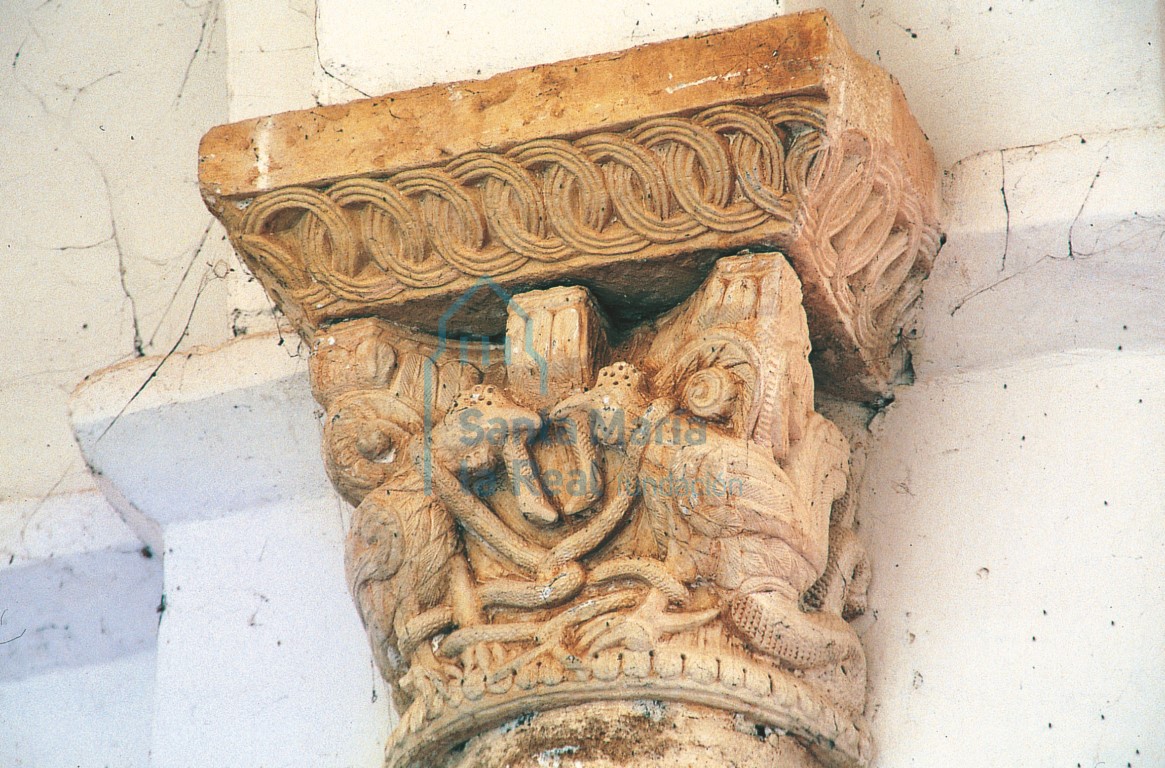 Capitel del arco triunfal. Basiliscos y serpientes