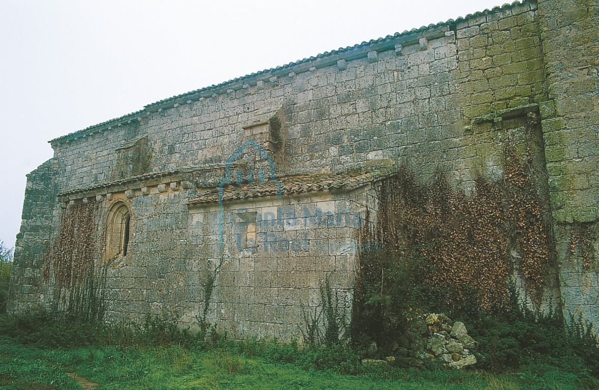 Fachada septentrional, con los restos románicos junto a la torre