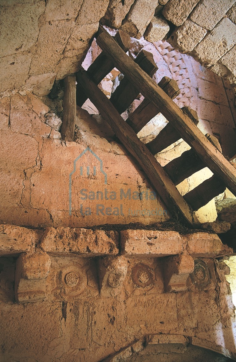Interior del cuerpo bajo de la torre con restos de la primitiva portada oeste y óculo