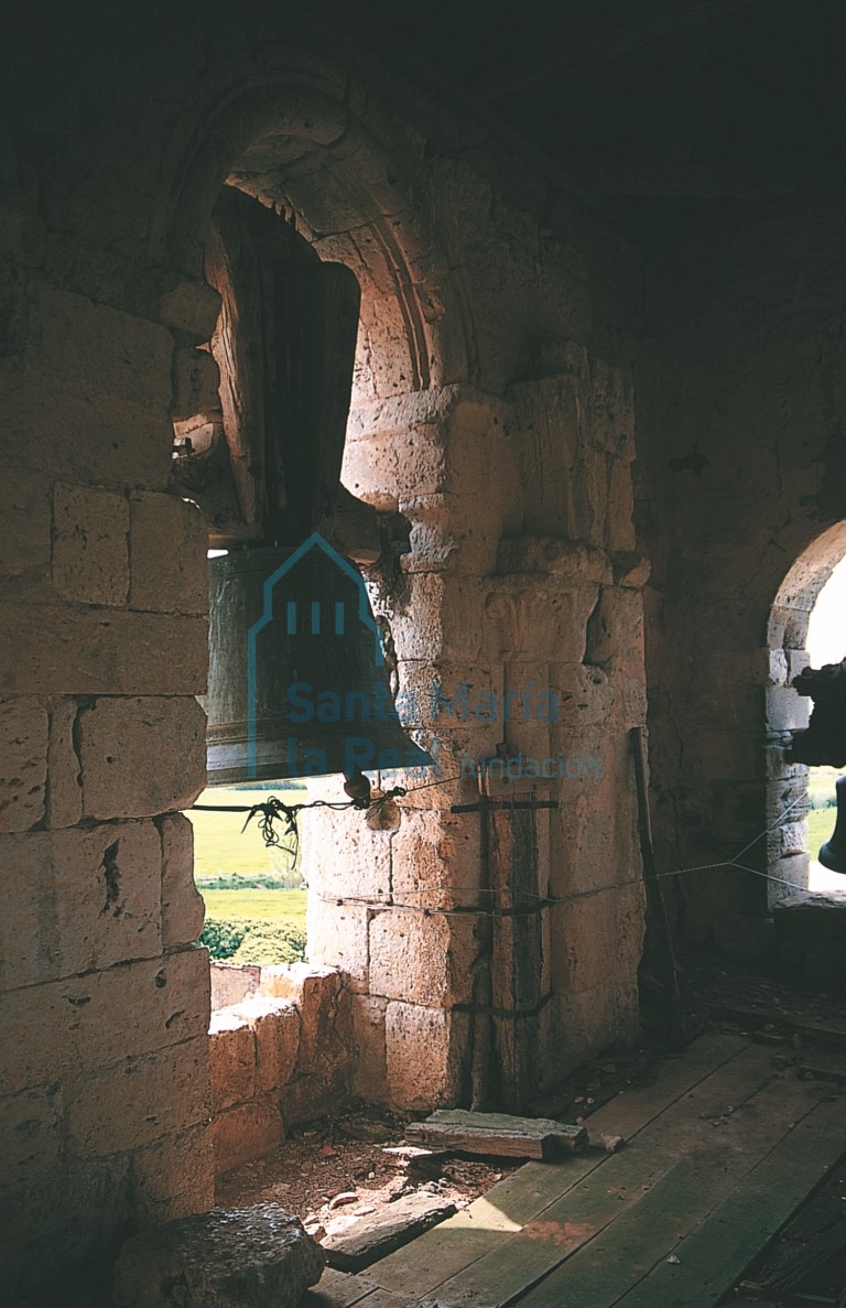 Interior del campanario con restos de la antigua espadaña