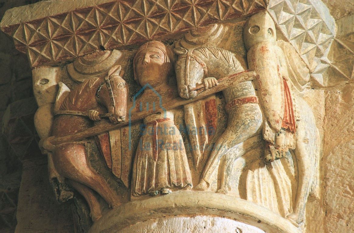 Capitel sur del arco triunfal, con escena de la Paz de Dios: dos jinetes son separados por un personaje mediador