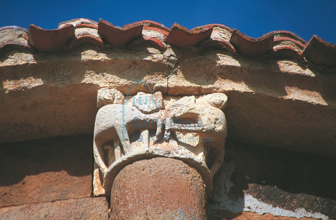 Capitel del ábside, con dos cuadrúpedos atacando a su presa