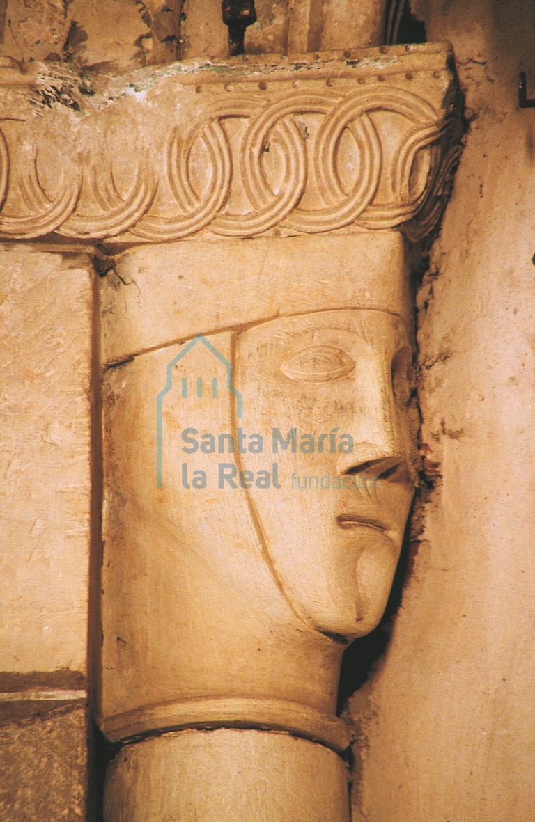 Capitel una de las ventanas del ábside con cabeza femenina