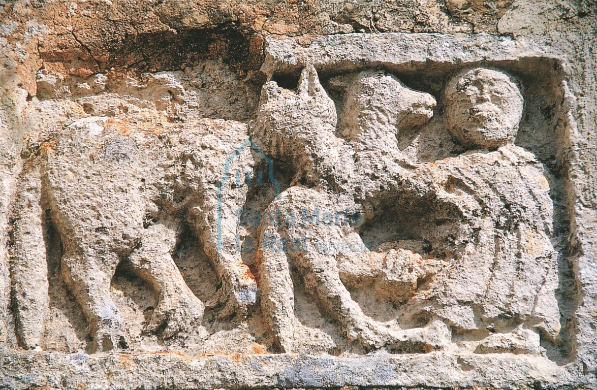Relieve del muro sur con lobo atacando a una oveja
