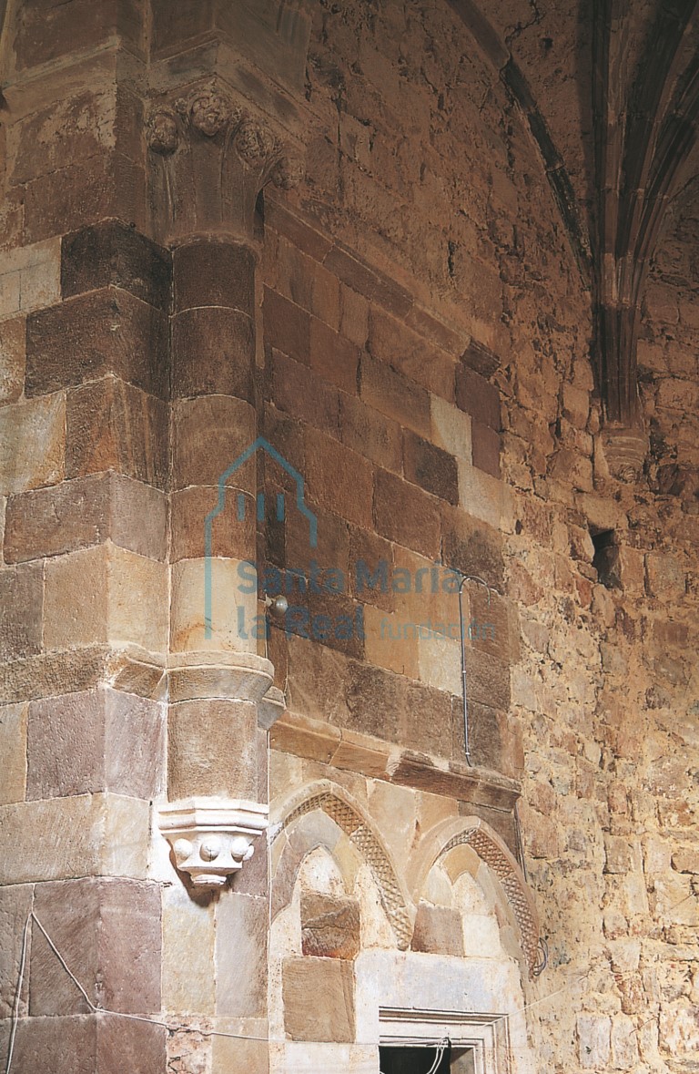 Muro norte del presbiterio y columna del arco triunfal