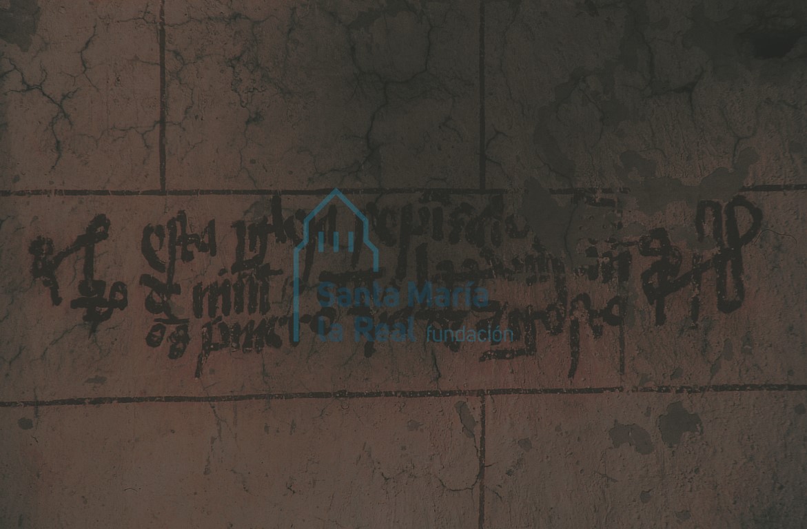 Inscripción gótica que fecha la decoración pintada de la iglesia