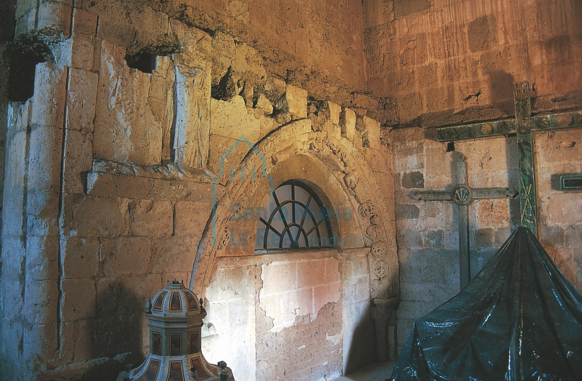 Antigua portada vista desde el interior de la dependencia adosada en el lado sur