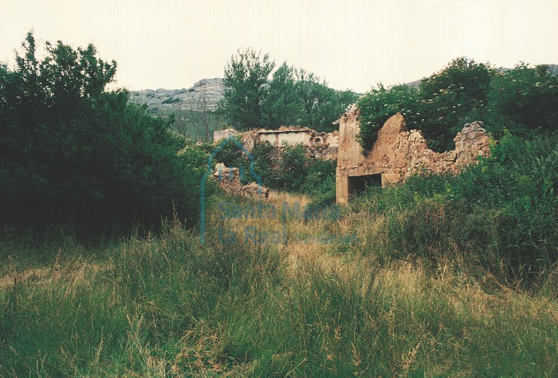 Restos de Puentes de Amaya, con la iglesia al fondo