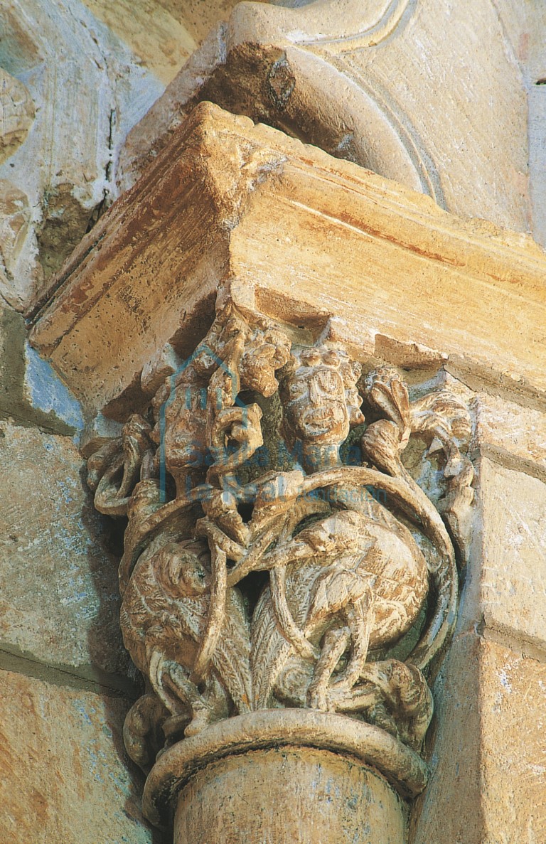 Capitel de la ventana ornamental interior