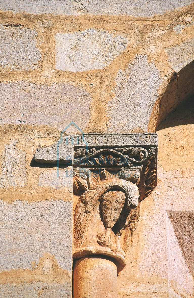 Capitel de la ventana con la inscripción de 1188
