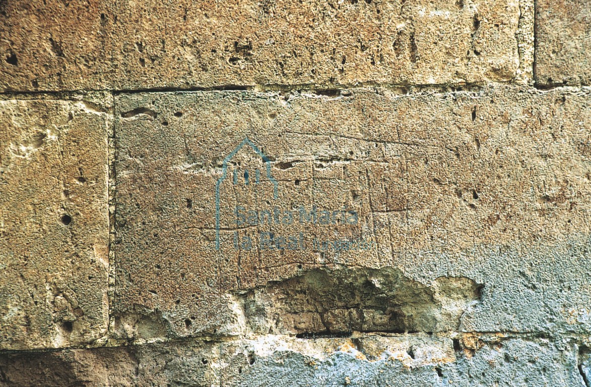 Tablero de alquerque inciso en los muros del ábside