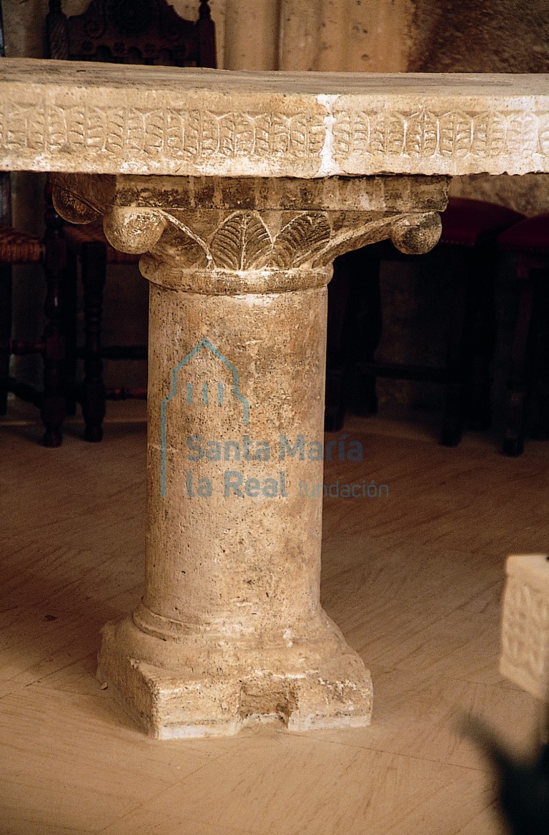 Columna y mesa de altar. Torre