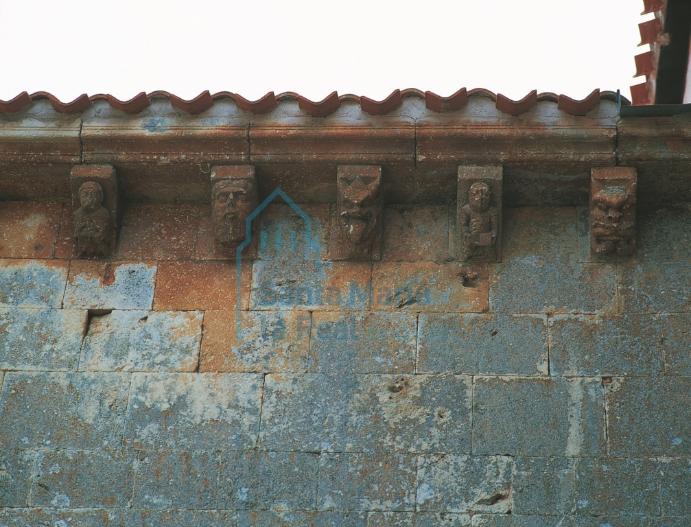Canecillos del muro norte del presbiterio