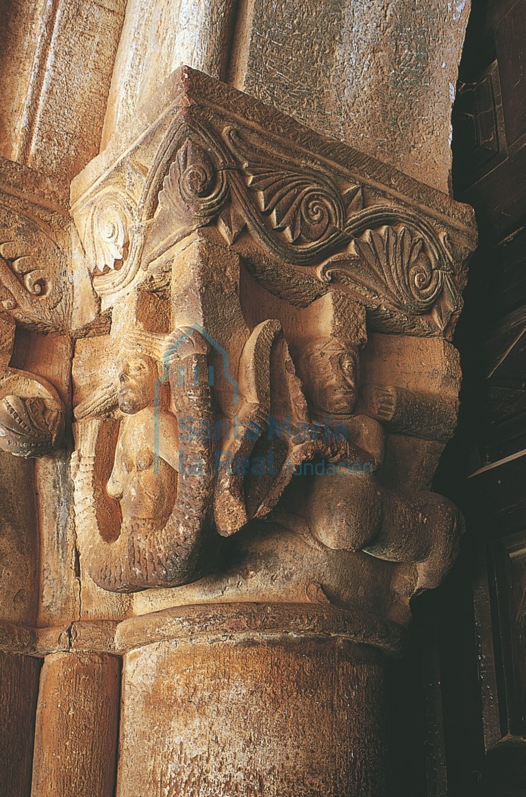 Capitel del lado izquierdo de la portada, con centauro y sirena de doble cola