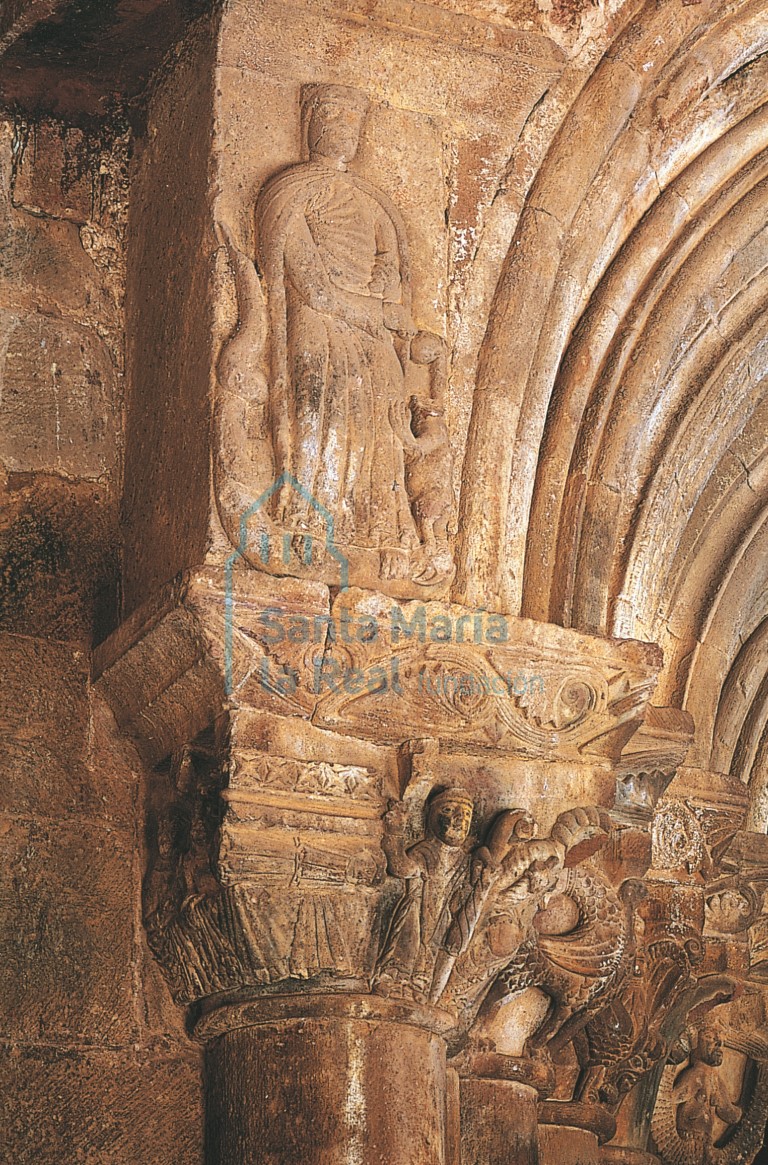 Capiteles y relieve del lado izquierdo de la portada