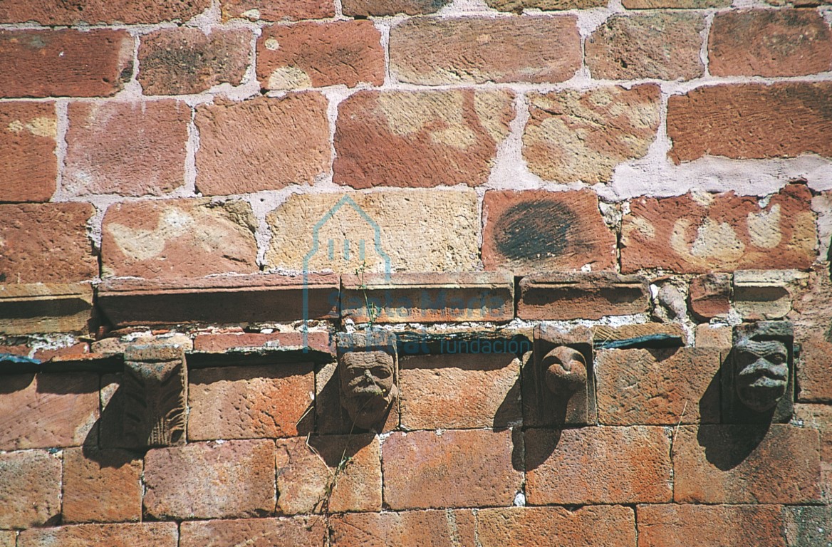 Canecillos del muro sur de la nave