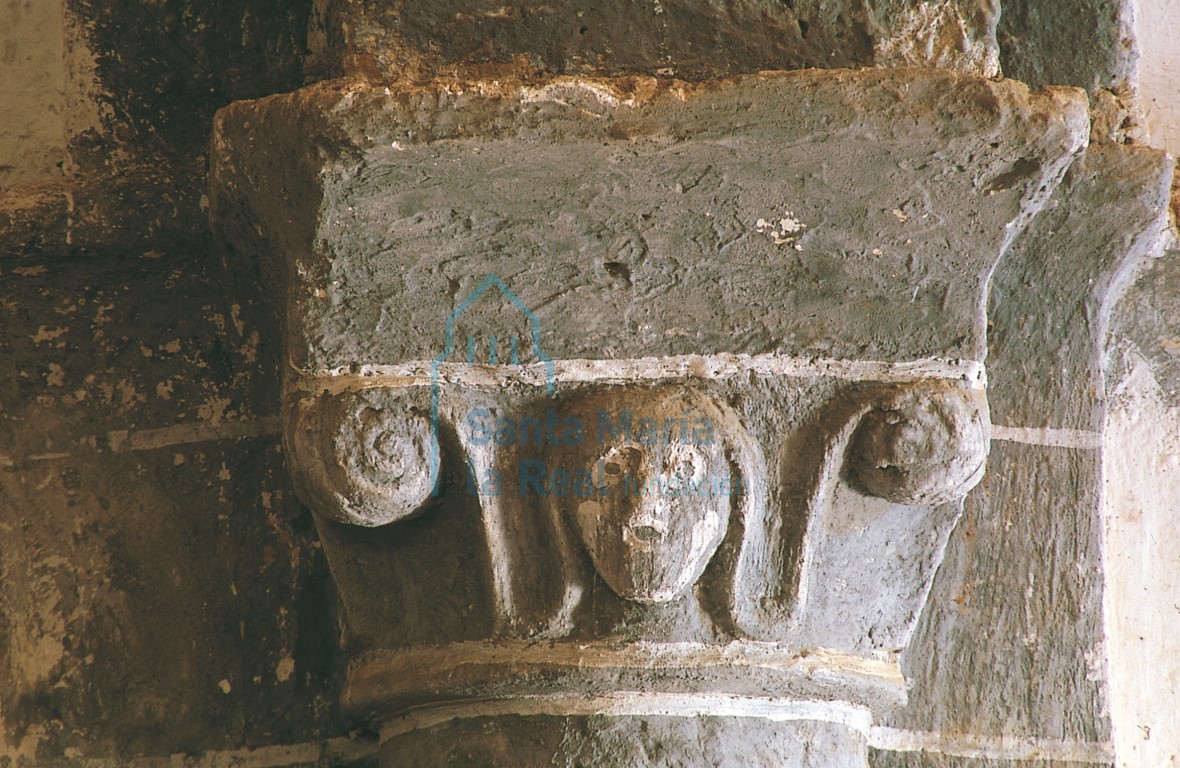 Capitel del antiguo arco triunfal
