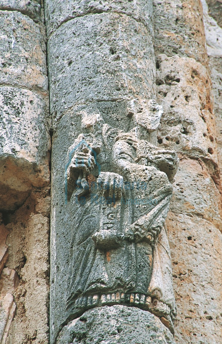 Esculturas de una de las columnas del ábside
